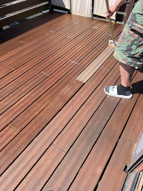 Das ölen einer Bambusterrasse.