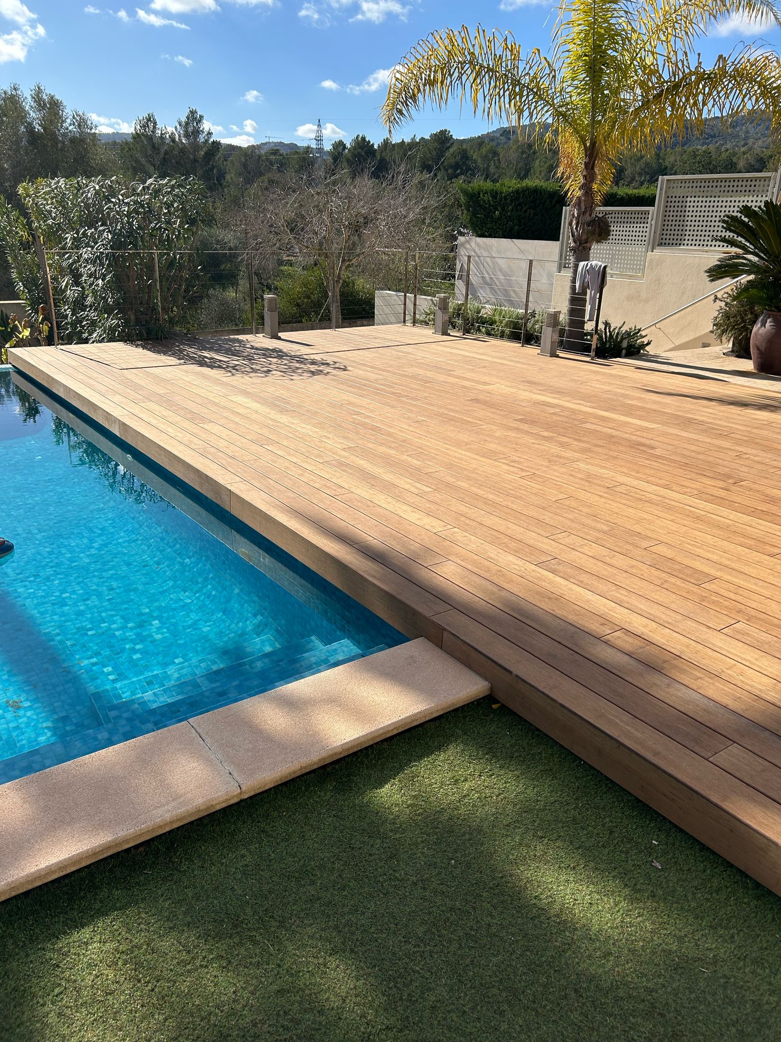 Hochwertige Bambus Terrassendielen als stilvolle Poolumrandung – langlebiger Outdoor Bodenbelag in Holzoptik für Terrasse und Poolbereich.