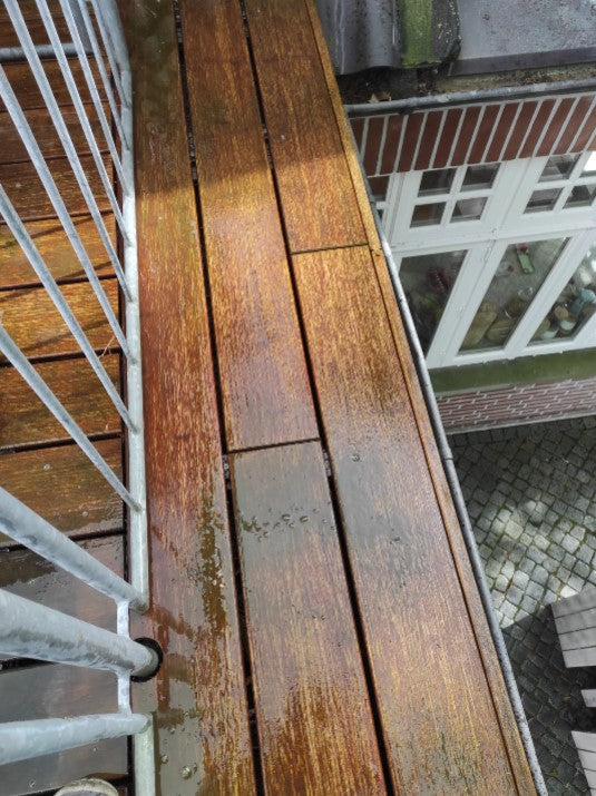 Ergebnis nach der Reinigung mit AMBOOO Anti-Belag-Reiniger: Die Bambus-Terrassendielen sind von Grünbelägen befreit und zeigen wieder eine saubere, gepflegte Oberfläche.