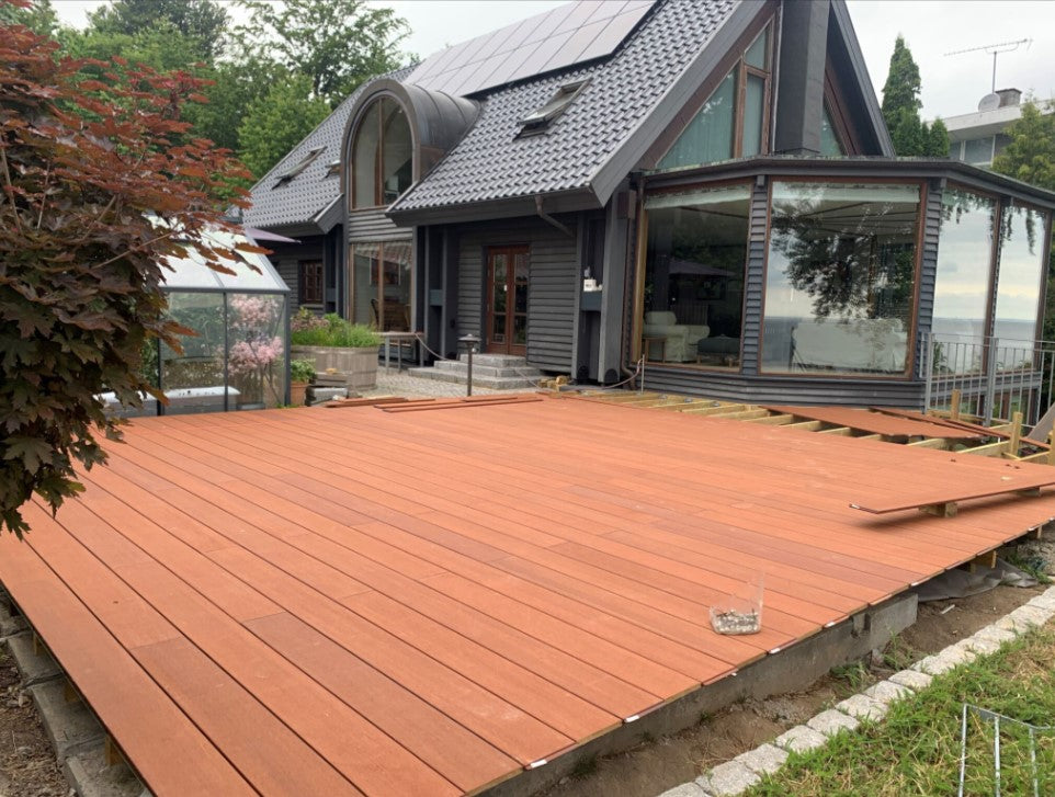 Robuste und elegante Bambus XL-Terrassendielen Supreme, verlegt an einem modernen Haus.