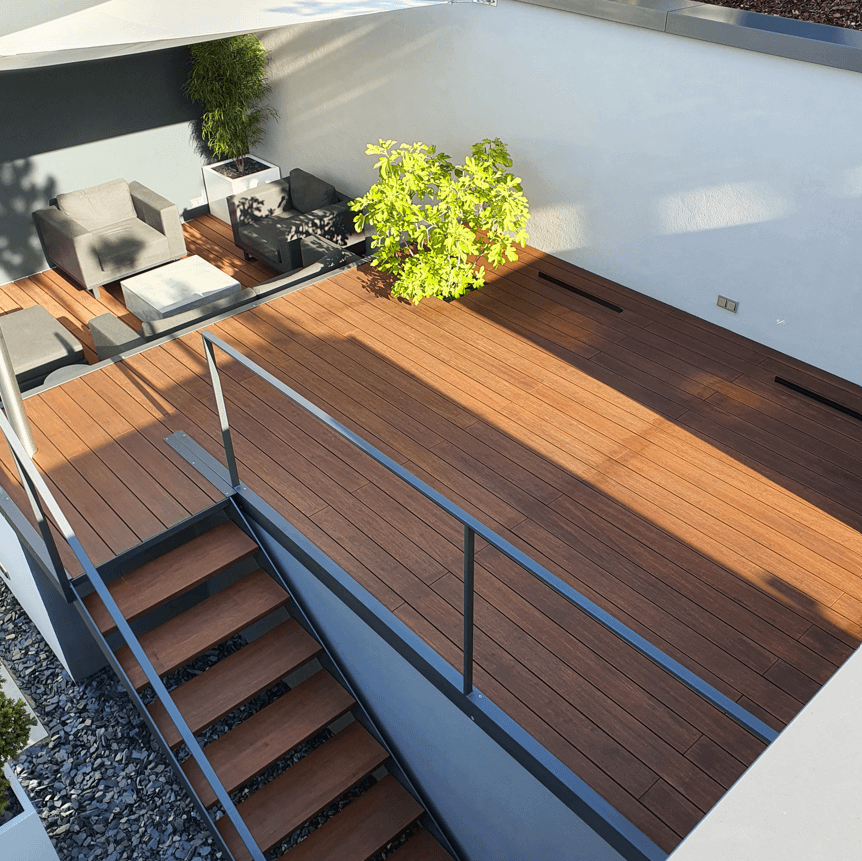Nachhaltige Bambus-Terrassendielen von ambooo Select auf einer modernen Dachterrasse in urbanem Design. Ideal für stilvolle Outdoor-Bereiche.