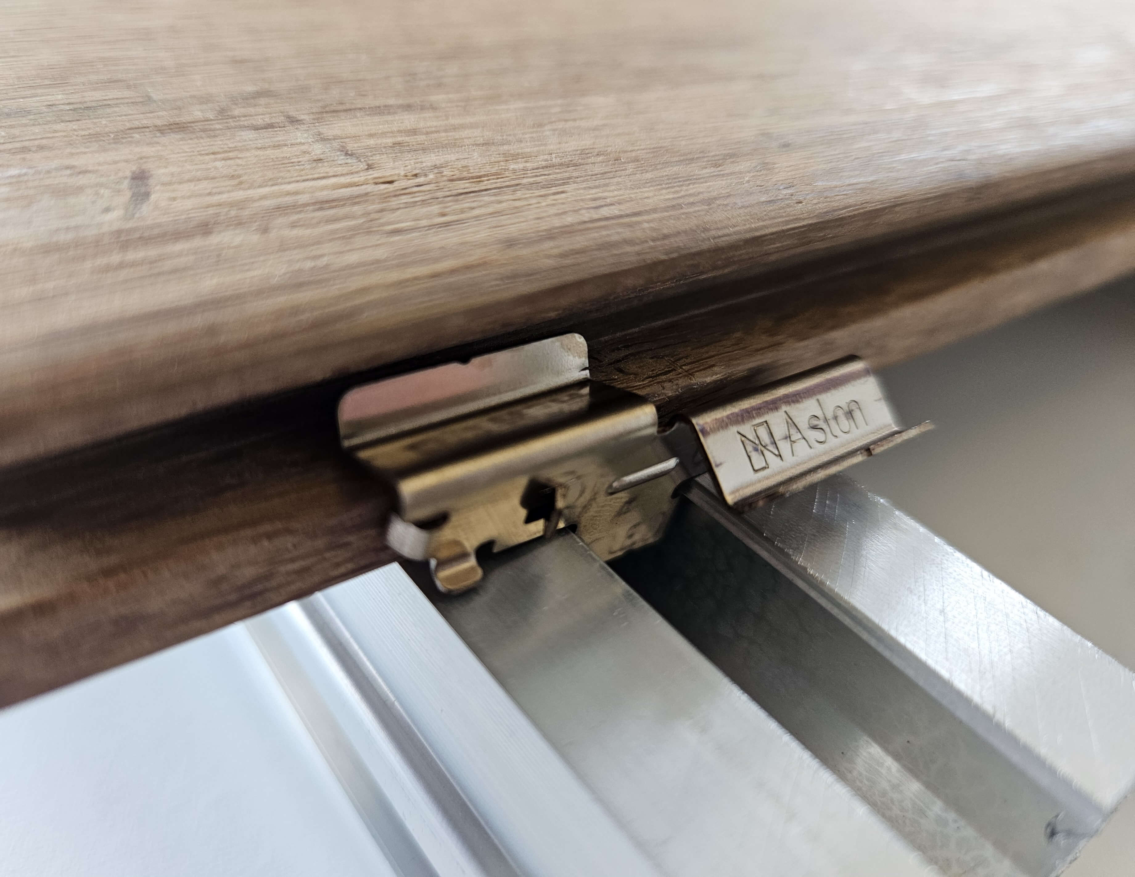 Dazu hat ASLON einen Clip passend zur Aluminium Unterkonstruktion entwickelt.