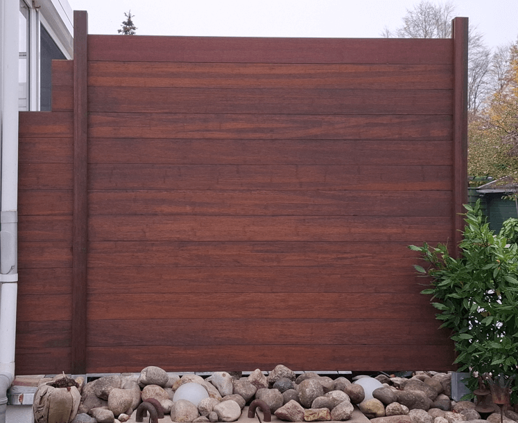 Anwendungsbeispiel des Bambuszauns Delux als Terrassen Sichtschutz.