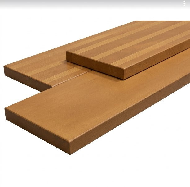 Drei Bambus-Multiboards mit glatter und gestreifter Oberfläche im Vergleich. Die verschiedenen Oberflächendesigns bieten unterschiedliche Optiken für die individuelle Terrassengestaltung.