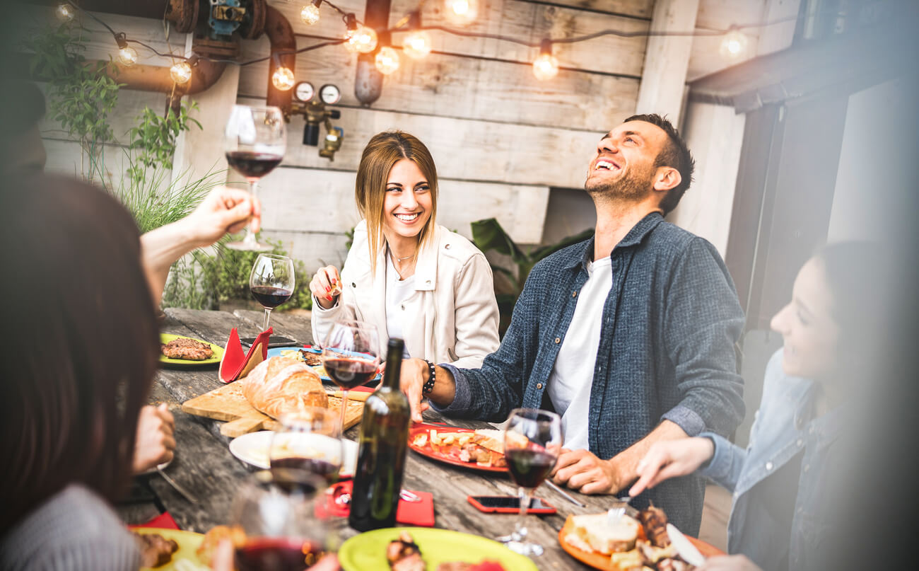 Genieße den Sommer mit deinen Freunden auf der frisch installierten AMBOOO-Terrasse.