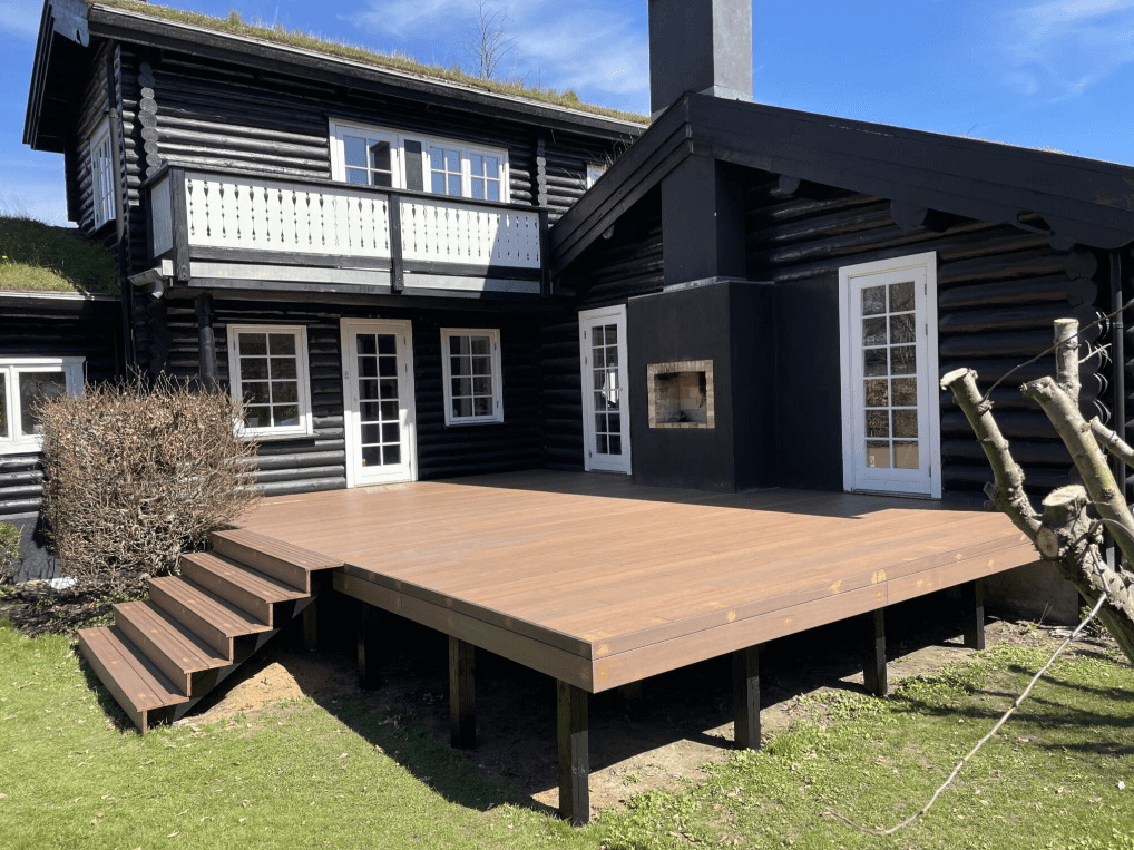 Pflegeleichte Primaverde Terrassendielen aus Bambus von aMbooo mit einer Treppe zum Podest.