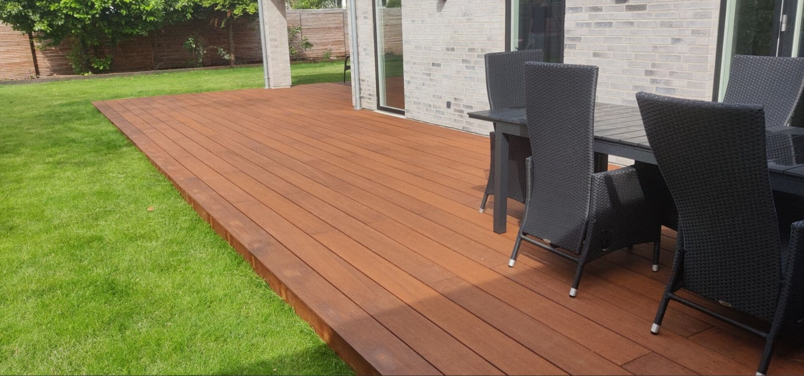 Nachhaltige Terrasse mit Bambus XL-Dielen Supreme, harmonisch in den Garten integriert.