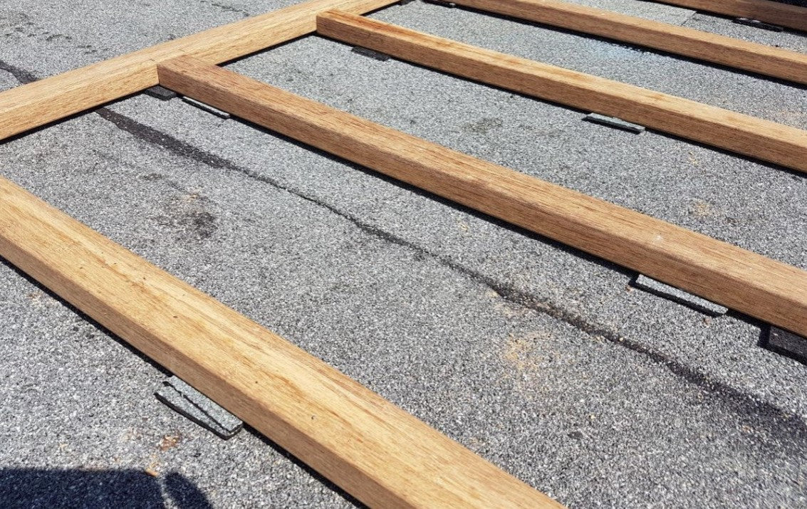 Bambus-Unterkonstruktion für Terrassendielen – langlebige und formstabile Unterkonstruktionsbalken für den Terrassenbau.
