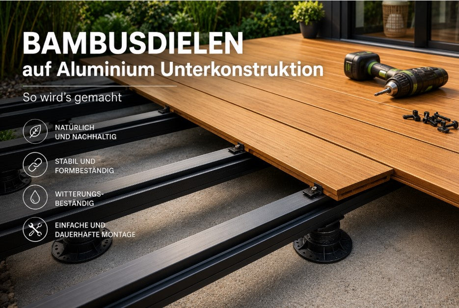 Verlegung von massiven Bambusdielen auf einer Aluminium-Unterkonstruktion. Die Terrassendielen werden mit verdeckten Befestigungsclips auf Aluminiumprofilen montiert, während Montagewerkzeug und Befestigungsmaterial bereitliegen