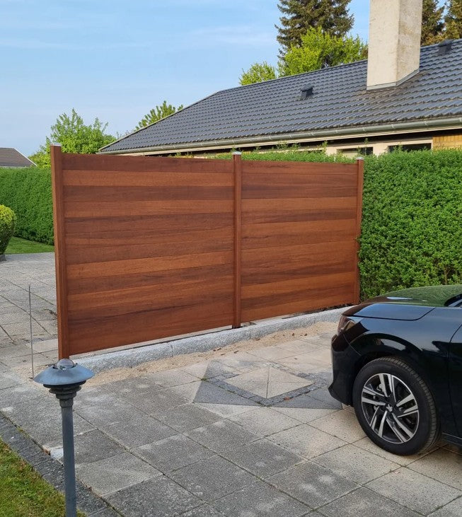 dei Bambus Sichtschutzzaun abtrennung ambooo deluxe, montiert zwischen Autoabstellplatz und Garten.