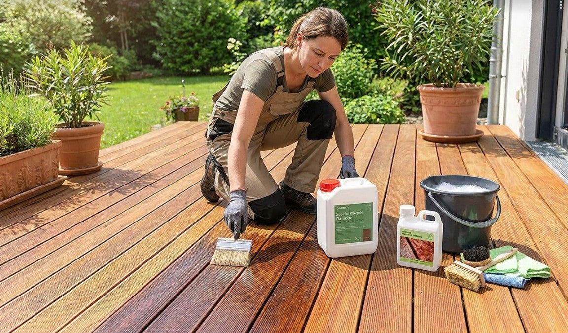 Pflegeset für Bambus-Terrassendielen mit Spezial-Pflegeöl und Reinigungsprodukt auf einer hochwertigen Holzterrasse. Die Produkte unterstützen die Reinigung, Auffrischung und den langfristigen Schutz von Bambusterrassen im Außenbereich.
