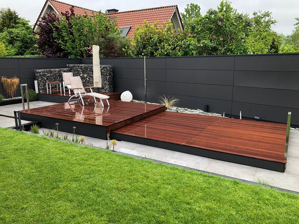 Eine bewegliche Poolabdeckung aus Bambus-Terrassendielen Typ Select.