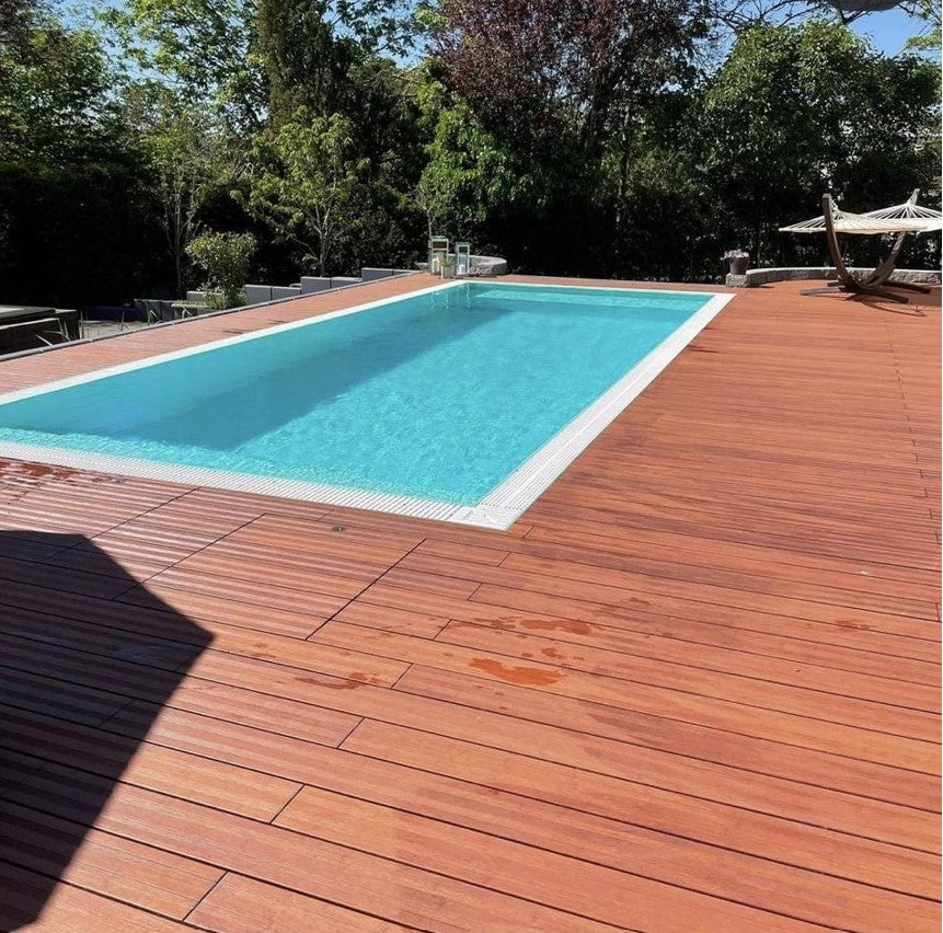 Witterungsbeständige aMbooo Terrassenholz in Verbindung mit einem Pool.