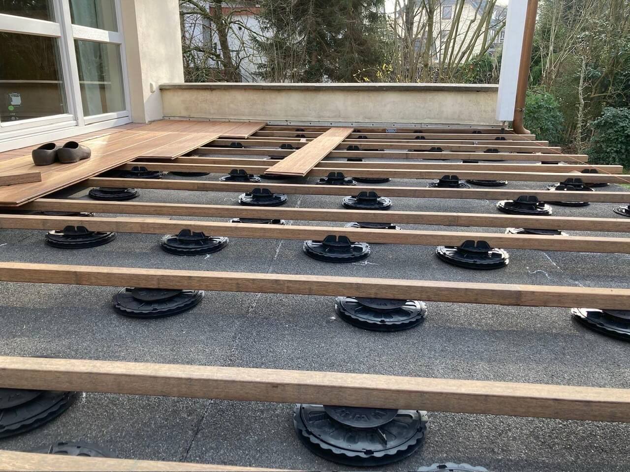 Hier werden die Stelzlager als Basis für die Montage von Bambuslatten verwandt.