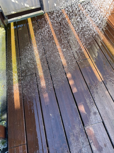 Bei der Terrassenreinigung muss diese gut gewässert werden.