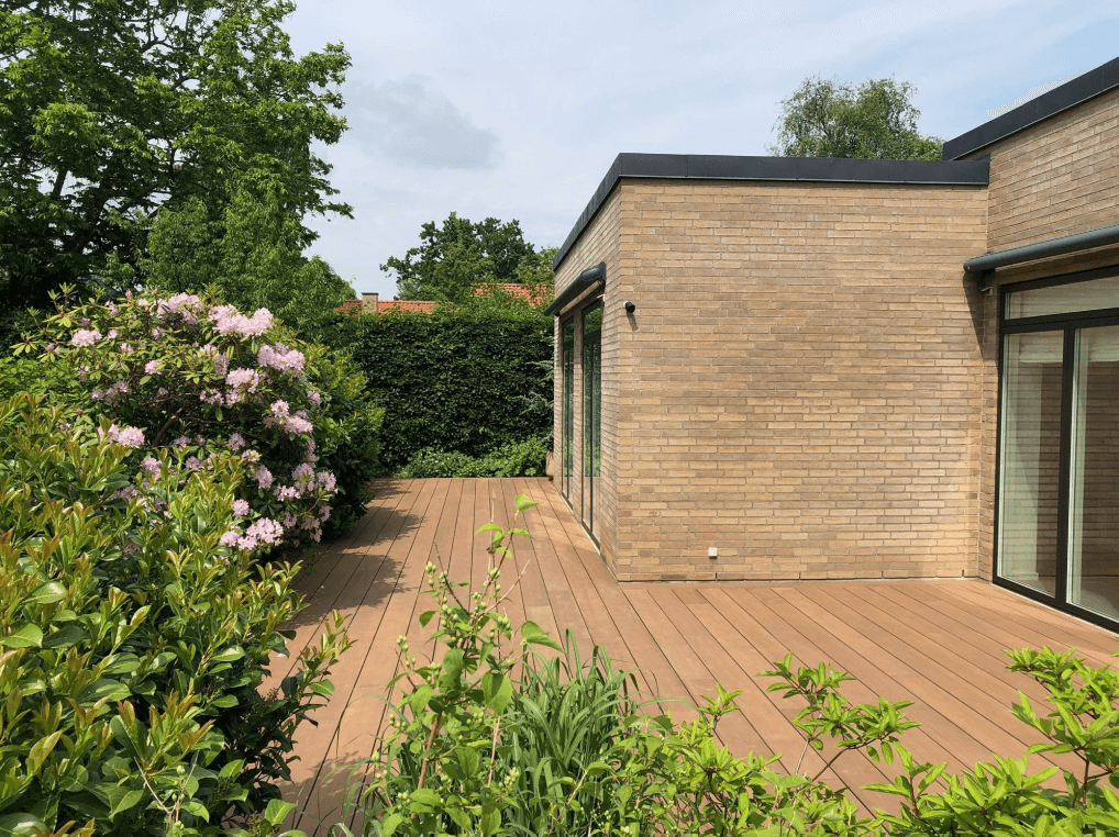 Eine moderne aMbooo Terrasse Primaverde in der Farbe white oak, an einem sonnigen Tag.