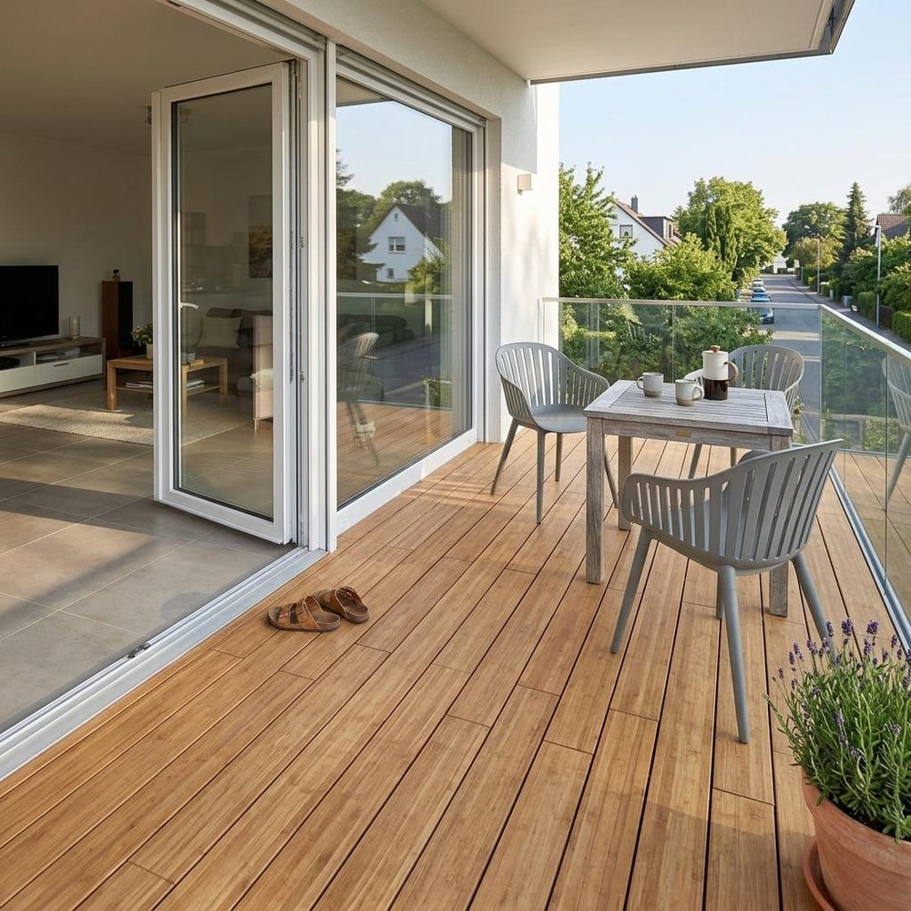 Überdachter Balkon mit Desaro Bambusboden, Sitzgruppe und Glasgeländer vor einer geöffneten Terrassentür mit Blick in eine ruhige Wohnstraße.