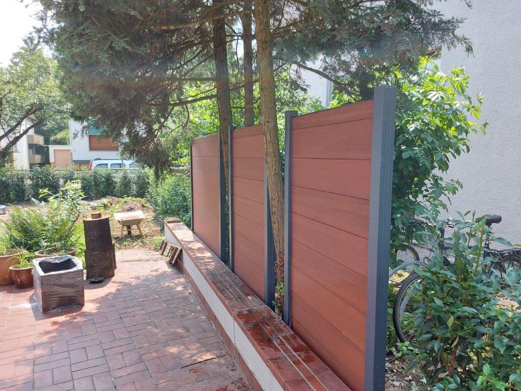 Ein moderner Sichtschutz für Ihren Garten als Grundstückabtrennung.
