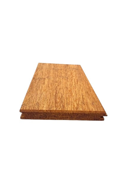 Das aMbooo Closed Decking Handmuster in der Farbe Sand 20*140mm