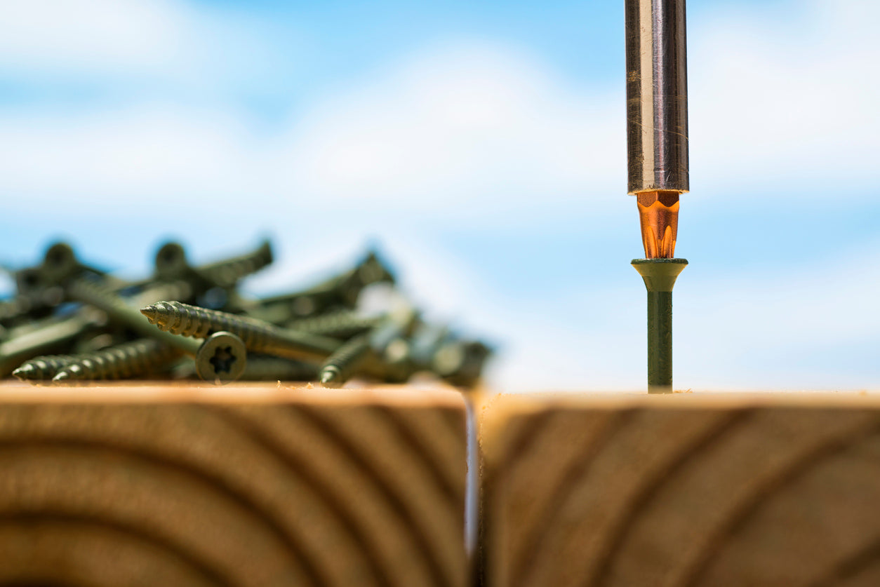 Befestigungsmaterial für Terrassendielen.