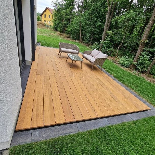 Anwendungsbeispiel einer Closeddecking Terrasse mit Bambus-Terrassendielen auf Aluminium-Unterkonstruktion – langlebiger Terrassenbelag im modernen Garten.