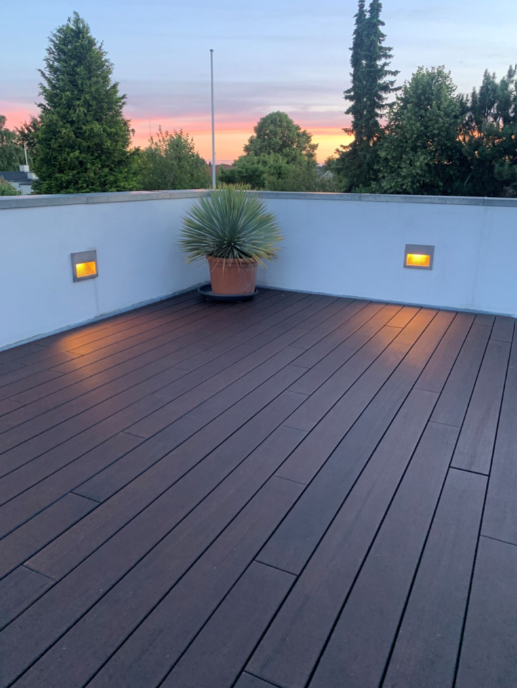 bestes Terrassenholz aus Bambus in der Farbe espresso.