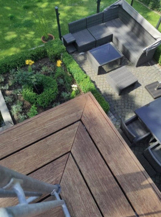 Der mit dem AMBOOO-Terrassen-Reiniger behandelter Balkonbelag, ist jetzt bereit für einen frischen Ölauftrag.