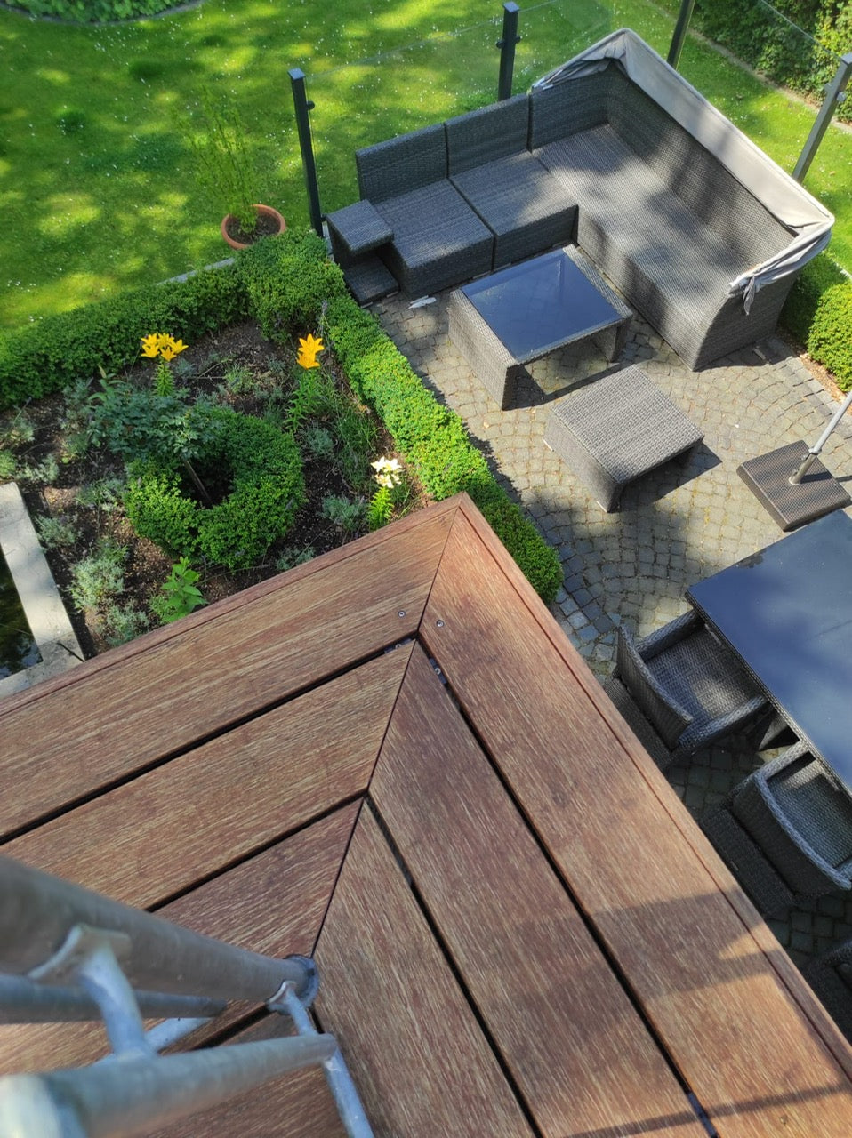Der ehemals verwitterte Balkobelag frisch gepflegt, das perfekte Anwendungsbeispiel für den AMBOOO Terrassen Cleaner.