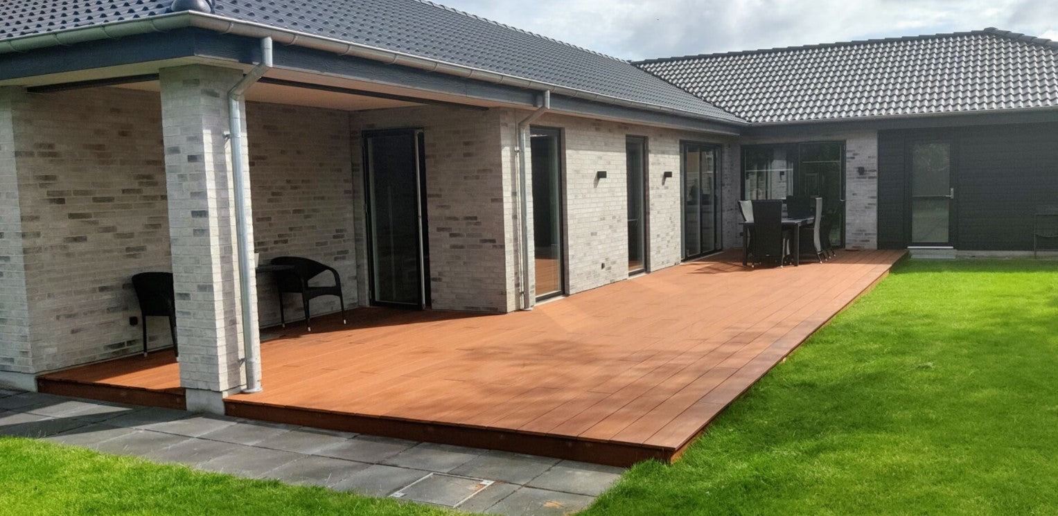 Eine Villa mit einem Witterungsbeständigen Terrassendeck "Supreme" mit XL Dielen von aMbooo.