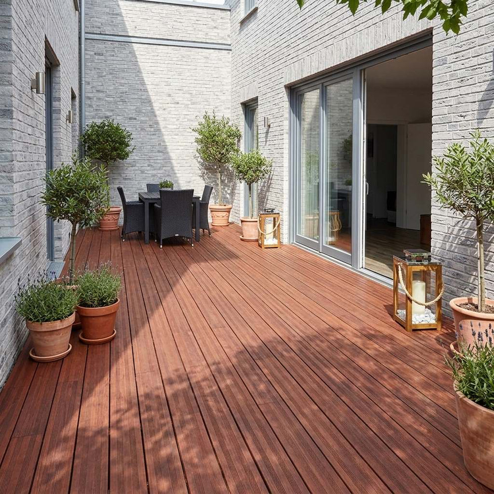 Moderner Innenhof mit Terrassendielen, Essbereich und Pflanzgefäßen – langlebiger, pflegeleichter Terrassenbelag mit natürlicher Holzoptik für stilvolle Außenbereiche.