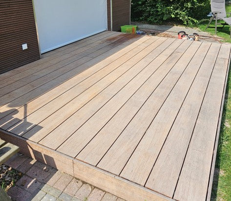 Bambus-Terrassendielen mit natürlicher Vergrauung nach längerer Bewitterung. Die Oberfläche zeigt die typische Farbveränderung eines nachhaltigen Naturmaterials im Außenbereich.