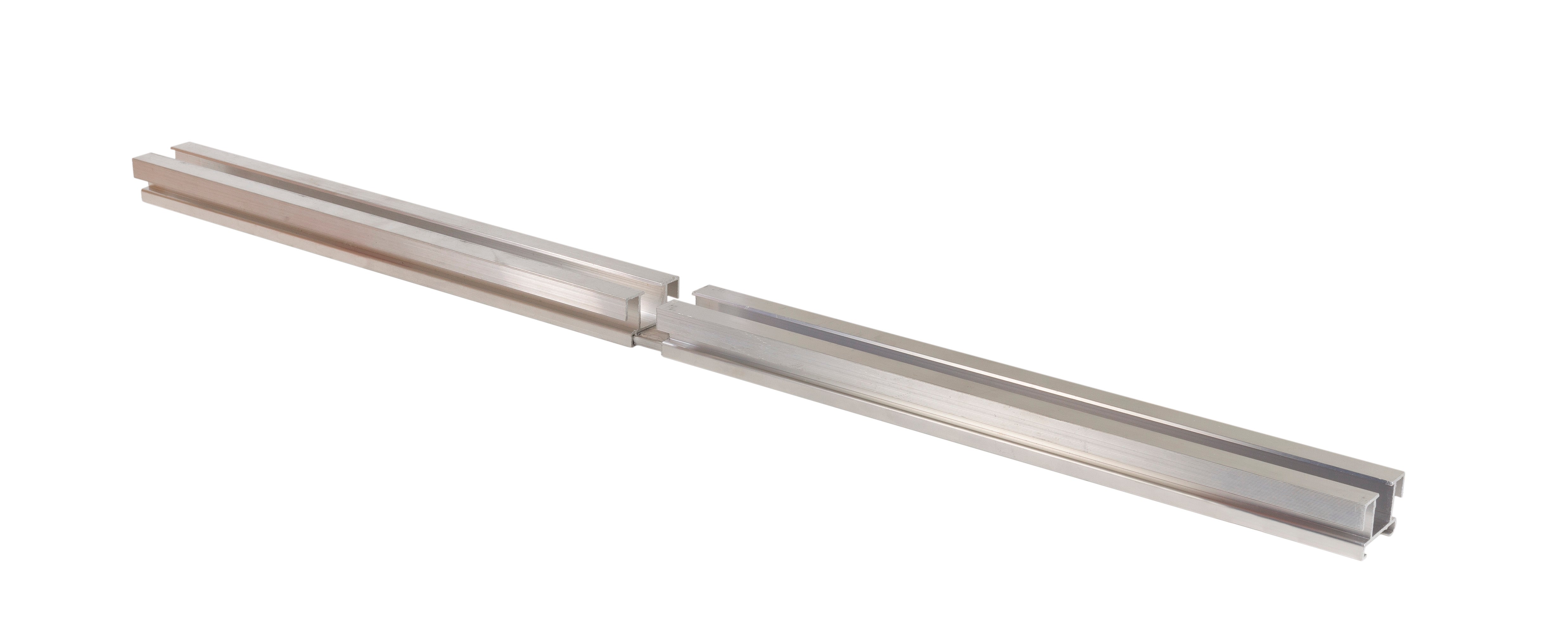 Eingeführte Verlängerung in den Unterkonstruktionsbalken aus Aluminium.