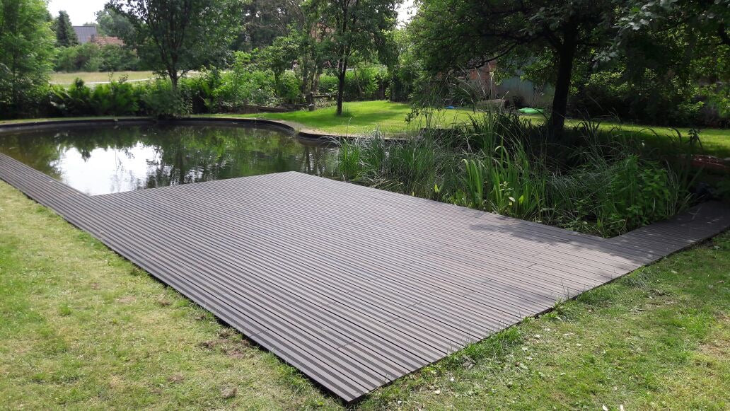 Die Terrassendiele Havanna-Santos als Teichumrandung verlegt.