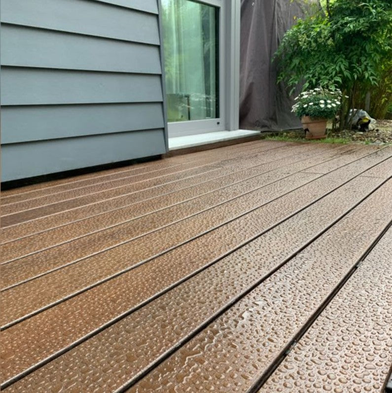 Die Terrassendielen Vista in der Farbe Ipe bei regen.