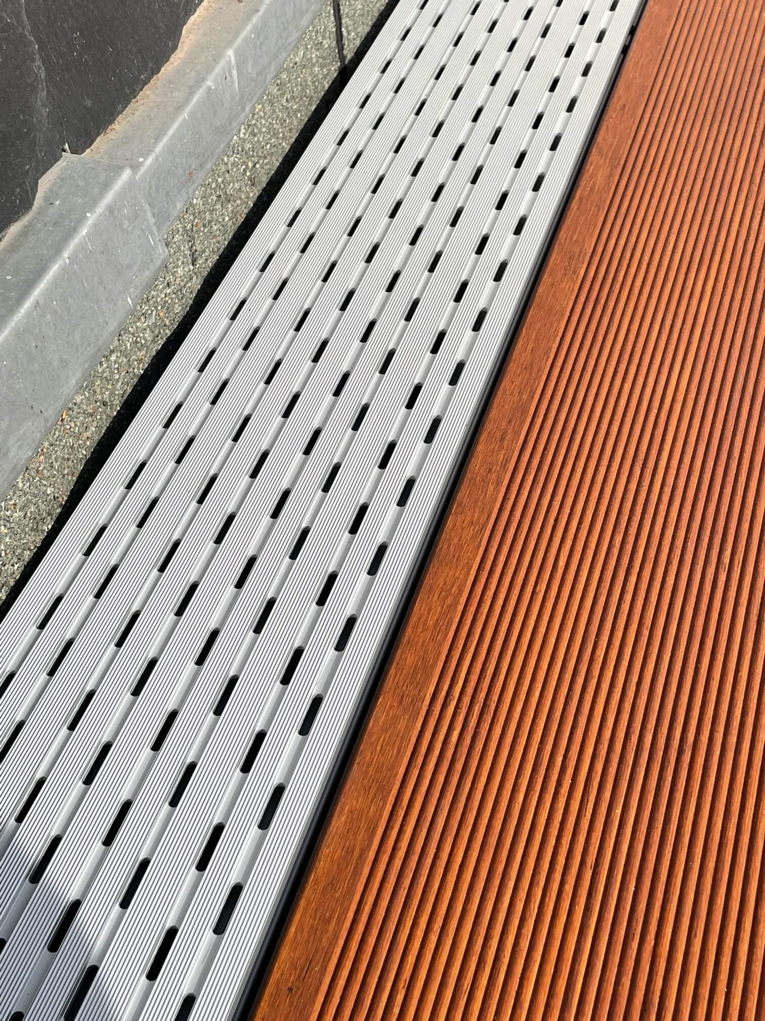 Montagebeispiel für die Terrassen Drainage.