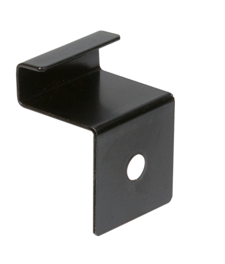 Schwarz beschichteter Metallhalter mit abgewinkelter Form und einer Bohrung zur Verschraubung. Das Bauteil dient als Befestigungselement für eine Terrassen-Unterkonstruktion oder den Anschluss von Terrassenprofilen.