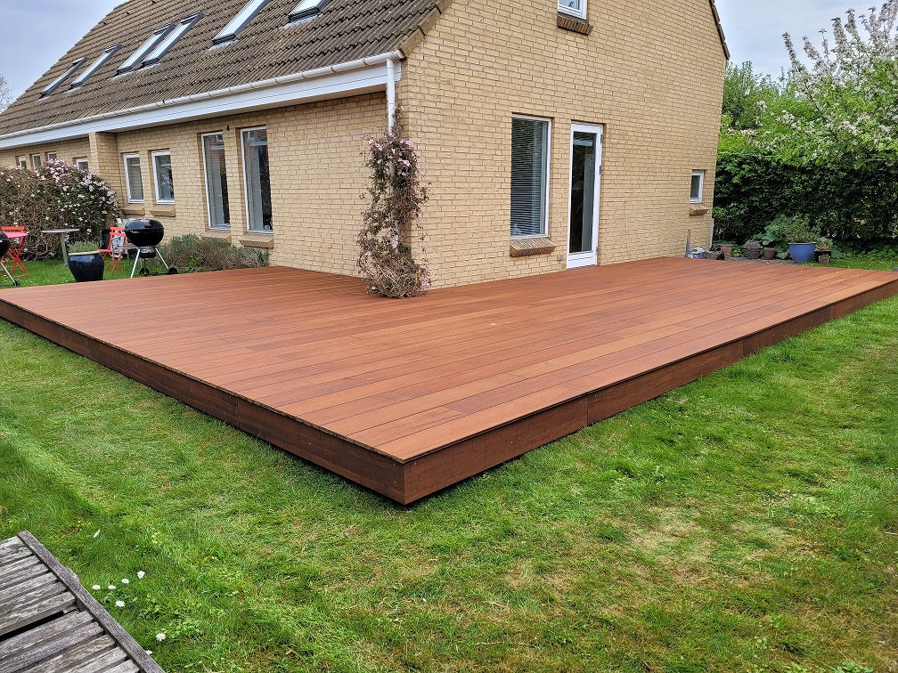 Montagebeispiel der Terrassendielen Supreme-Vinales.