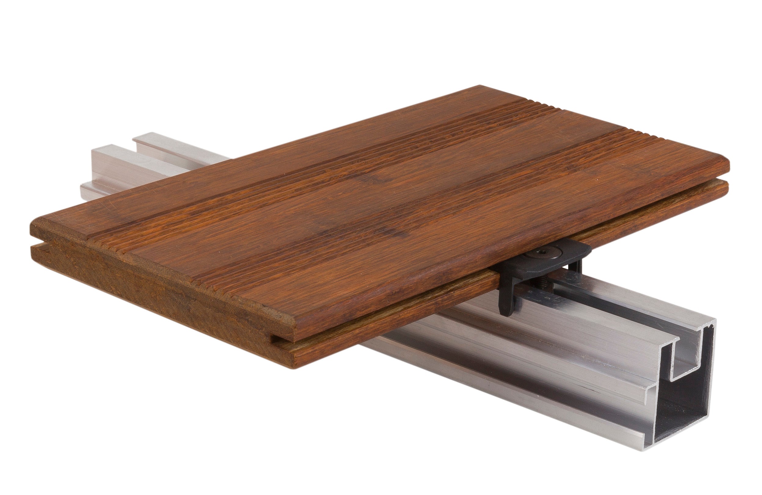 Die Terrassendiele Select montiert auf eine Unterkonstruktion aus Aluminium.