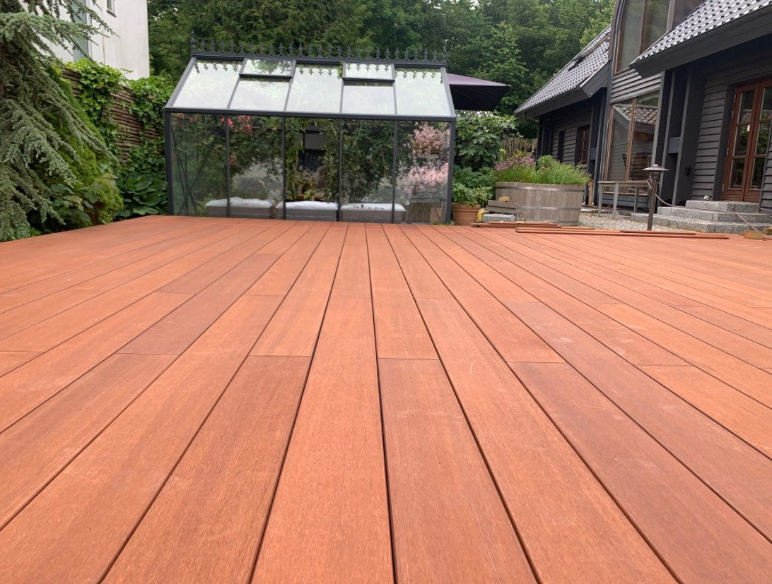 Nahaufnahme der Terrassendielen Supreme-Vinales in der Farbe Coffee.