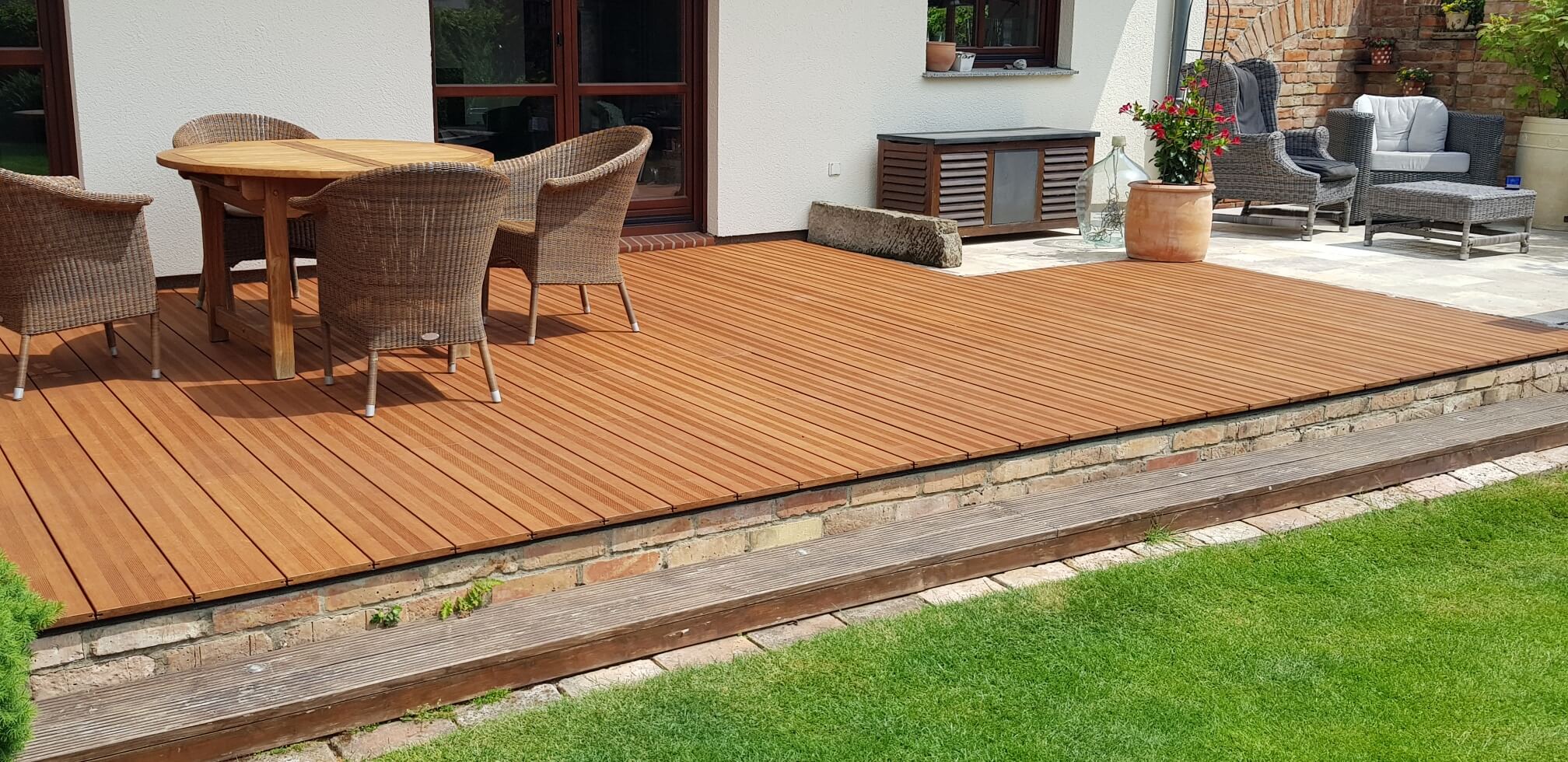 Unsere XXL Terrassendielen Supreme-Vinales mit französisch profilierter Seite verlegt.