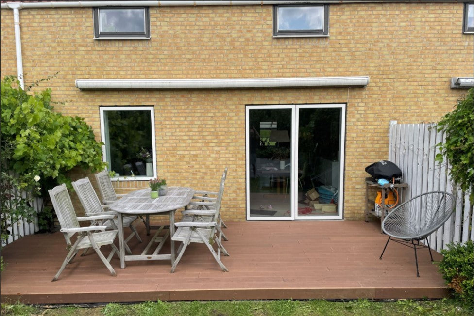 Die Terrassendiele Primaverde-Holguin montiert.