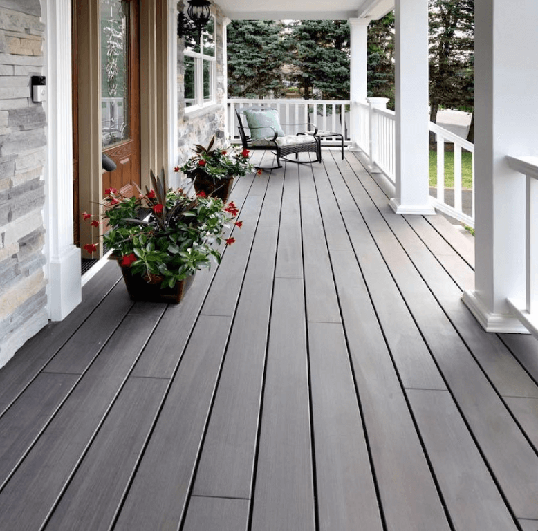 Unsere edle Terrassendiele Havanna-Santos verlegt mit der glatten Oberfläche.