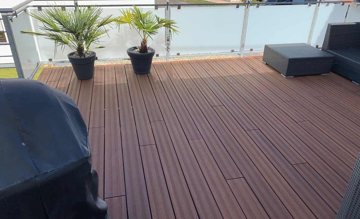 Die Terrassendielen Primaverde-Holguin verlegt mit der französisch profilierten Oberfläche. Bestes Terrassenholz als Balkonbelag.