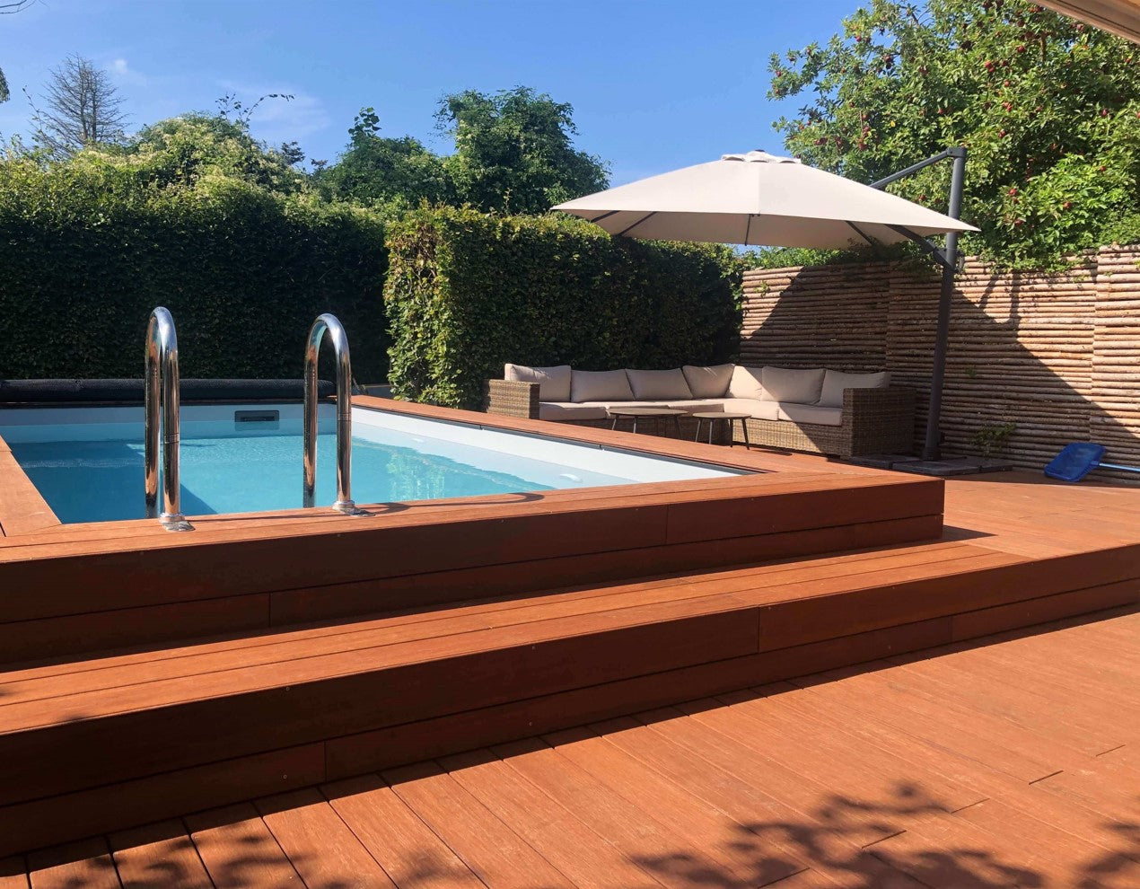 Die Terrassendielen Supreme-Vinales als Poolumrandung.