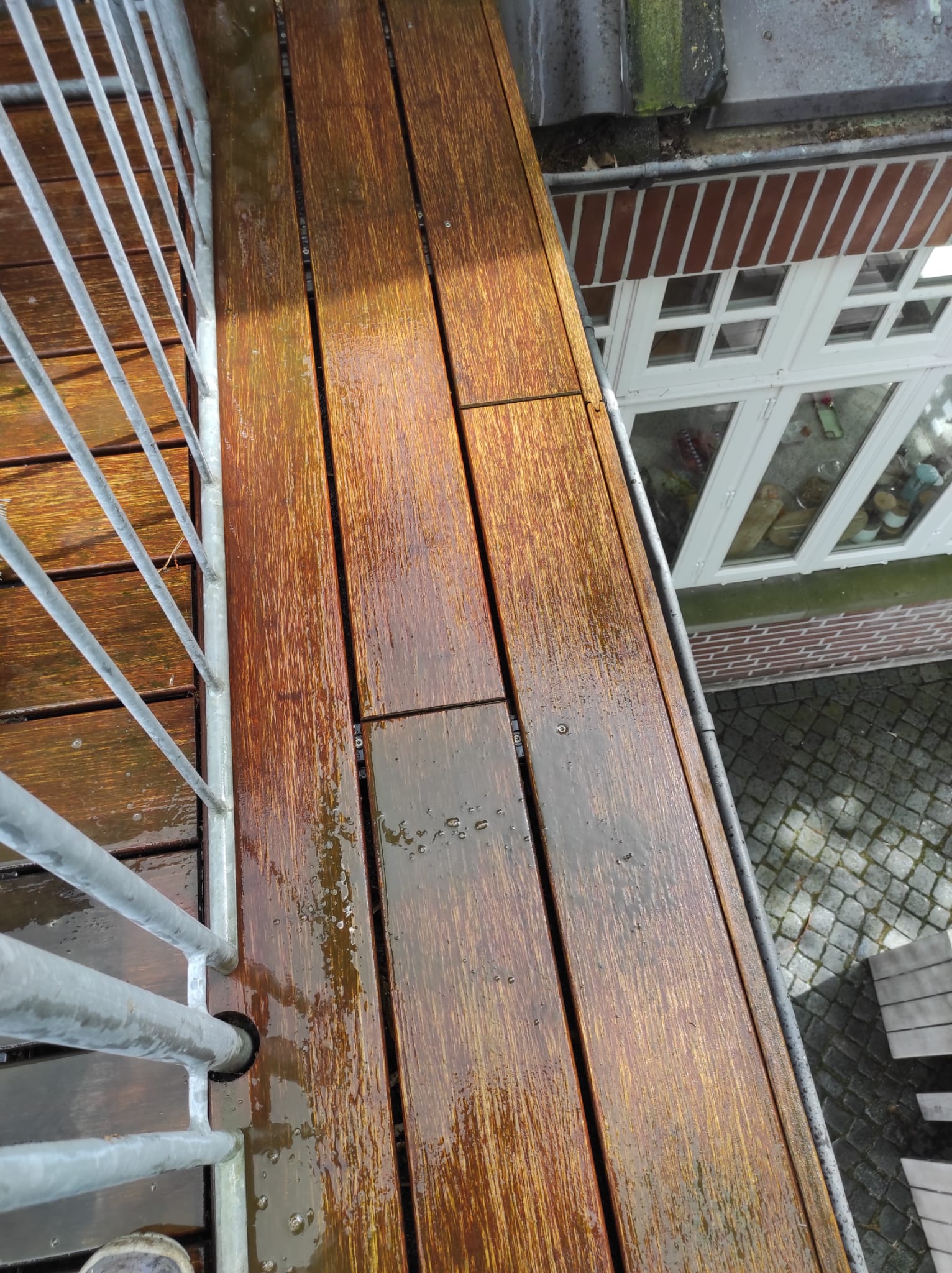 Terrassenbelag nach der Reinigung mit dem Antibelagreiniger.