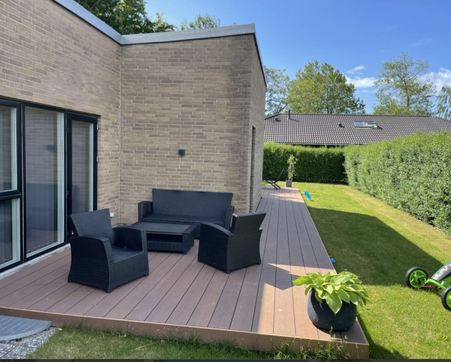 Die Terrassendielen Primaverde-Holguin verlegt mit Ihrer glatten Seite.