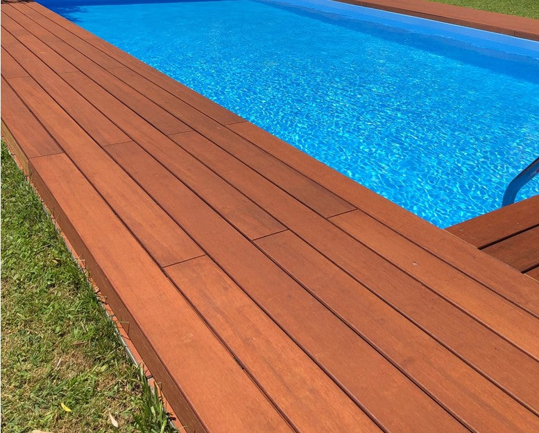 Die Terrassendielen Varadero-Select als Pooldeck verlegt. Vorgeölt in der Farbe coffee.