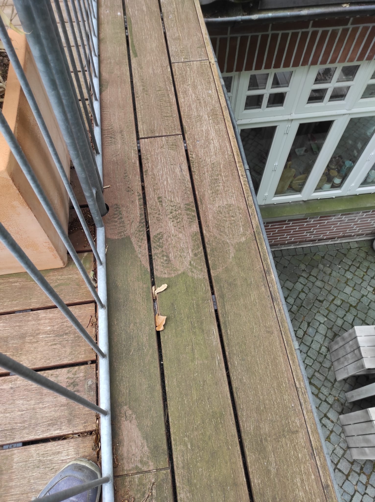 Terrassenbelag vor der Reinigung mit dem Antibelagreiniger