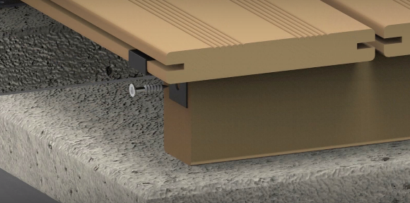 Detailansicht einer verdeckten Randbefestigung für Terrassendielen. Die erste Diele wird mit einem seitlich montierten Metallhalter auf der Unterkonstruktion befestigt und verschraubt, sodass keine sichtbaren Schrauben auf der Dielenoberseite vorhanden sind.
