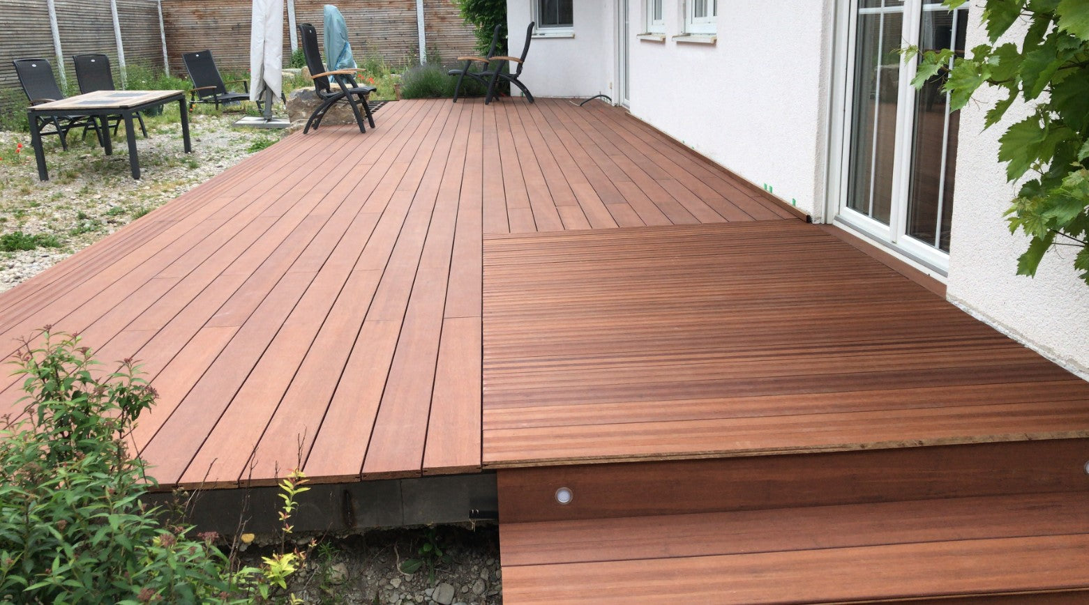 Die Terrassendiele Supreme-Vinales montiert mit Leuchten.